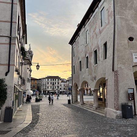 Ponte Vecchio, Elegante Appartamento A Due Passi Dal Centro Bassano del Grappa Bagian luar foto
