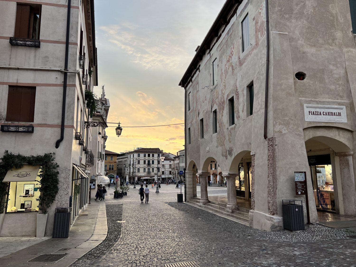 Ponte Vecchio, Elegante Appartamento A Due Passi Dal Centro Bassano del Grappa Bagian luar foto